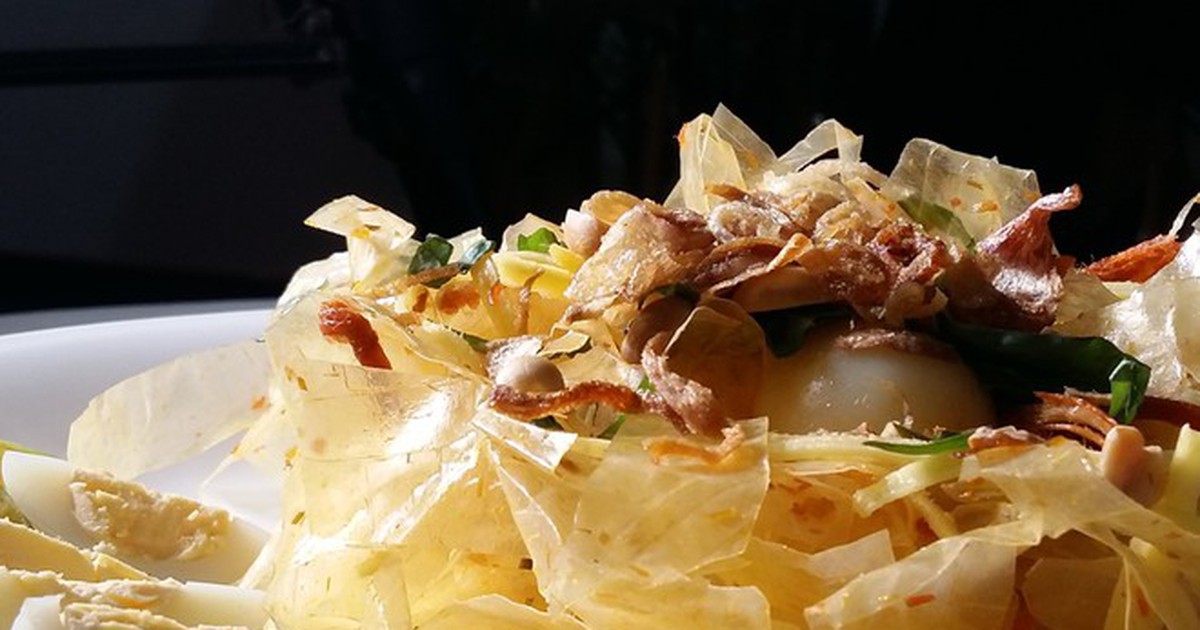 Ăn bánh tráng trộn ngoài cổng trường, ít nhất 6 người nhập viện