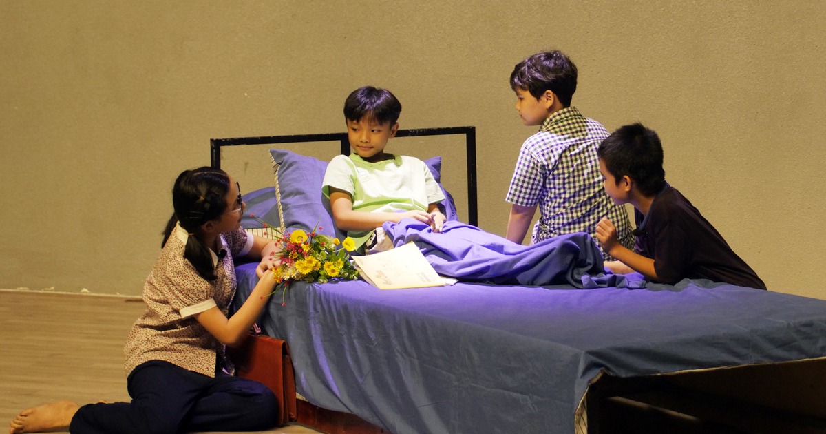 Công diễn vở Làm bạn với bầu trời của đạo diễn Việt Linh