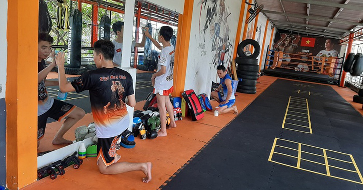 Dịch Covid-19 lây lan: Bạn trẻ chuyển sang tập thể thao trực tuyến