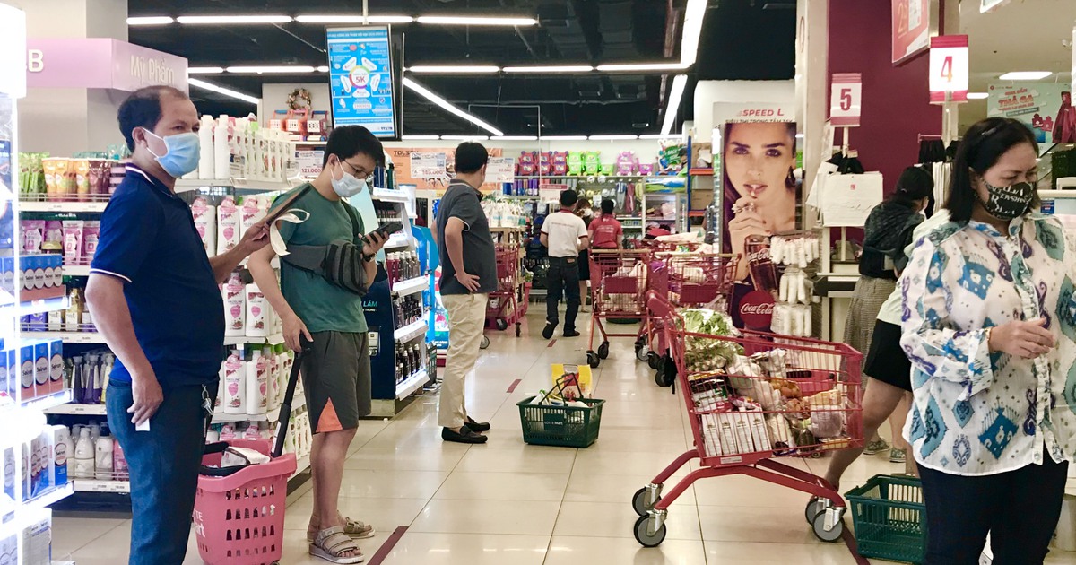 Lượng tăng gấp đôi, giá nhiều mặt hàng thiết yếu giảm