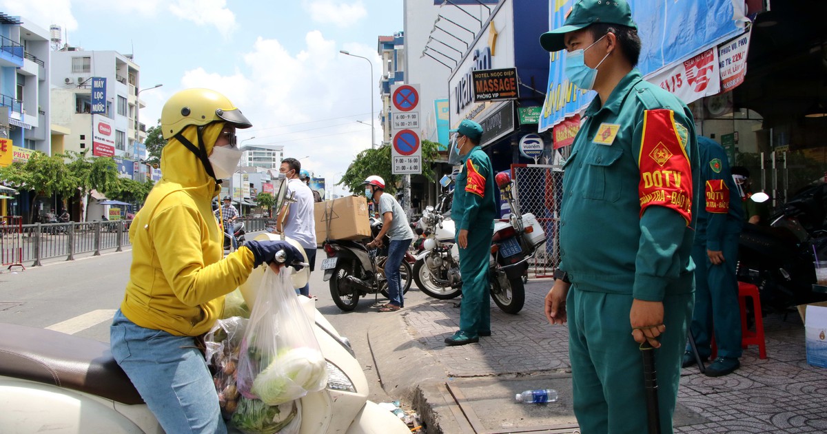 TP.HCM ngày đầu thực hiện giãn cách xã hội: Nỗ lực gỡ khó cho dân