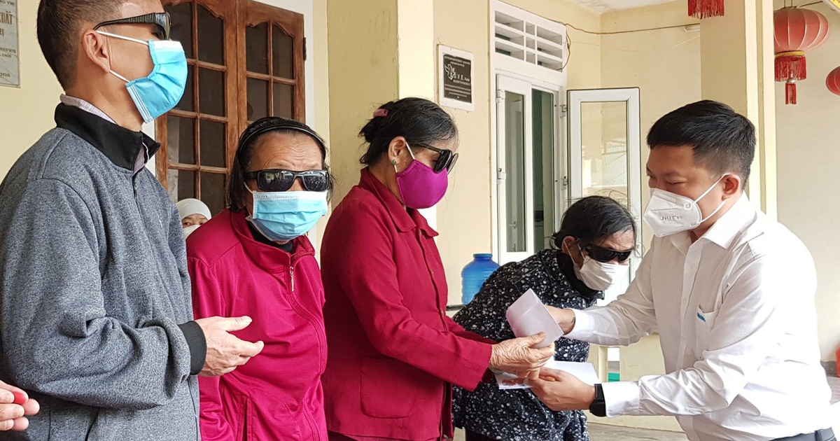 Quà tết đến sớm với người mù, hoàn cảnh khó khăn ở Quảng Trị