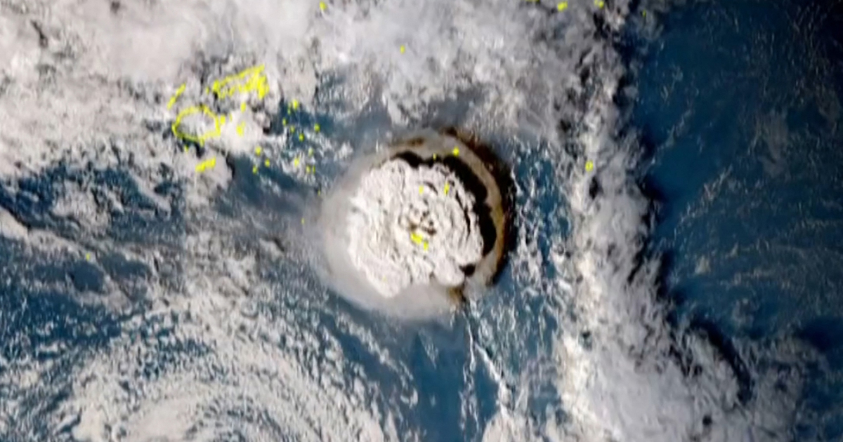 Núi lửa phun trào chấn động Thái Bình Dương