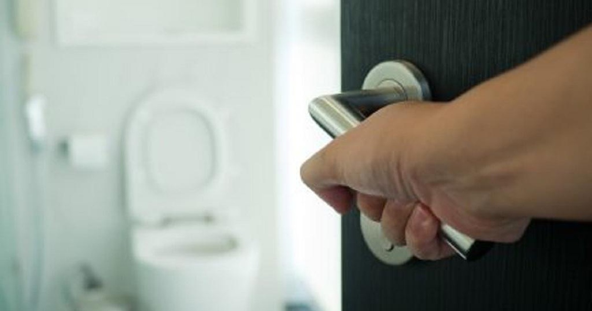 Thấy nước tiểu có những dấu hiệu này, bạn nên đi khám thận gấp!