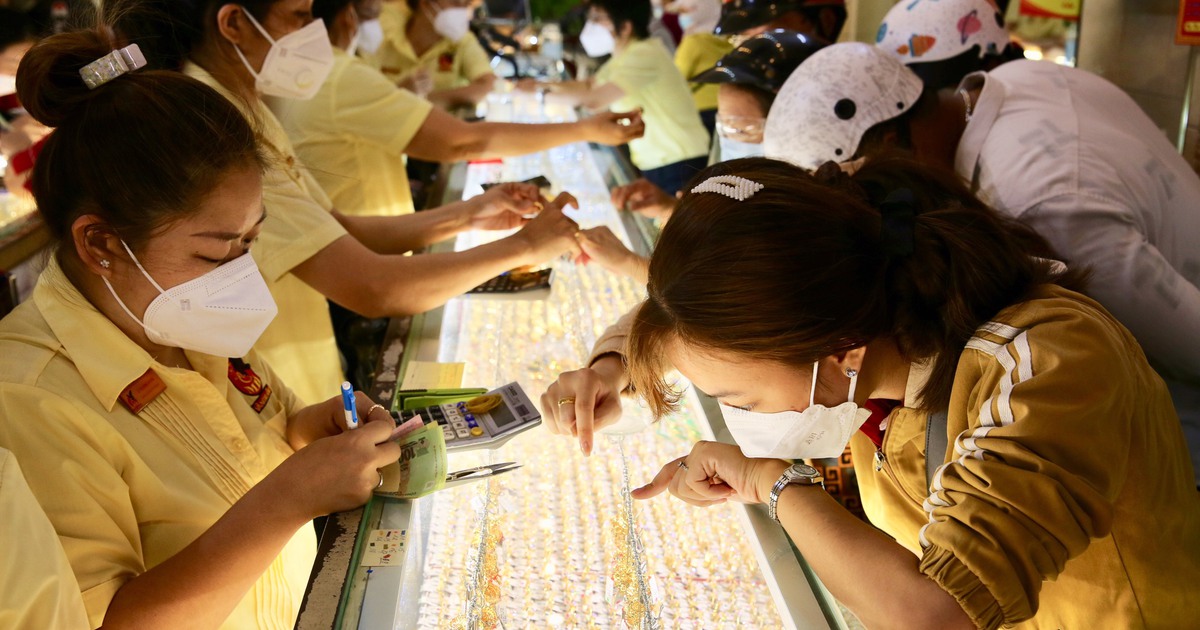 Có nên mua vàng khi giá lên đỉnh?