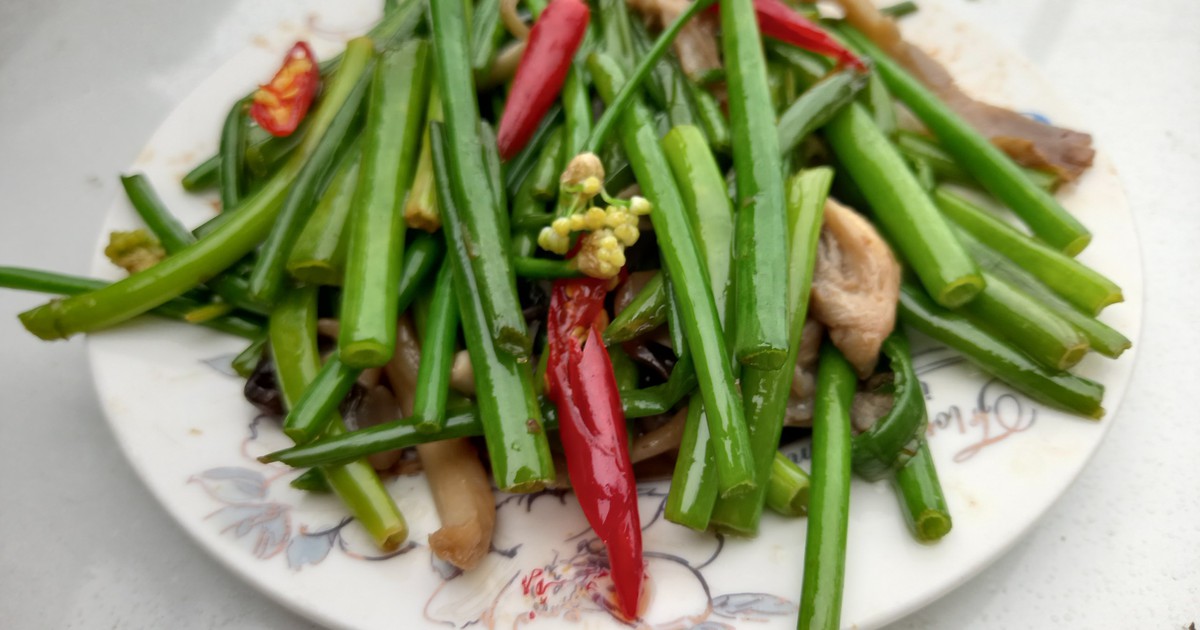 Hương vị quê hương: Bông hẹ xào nấm thấm thía cay nồng
