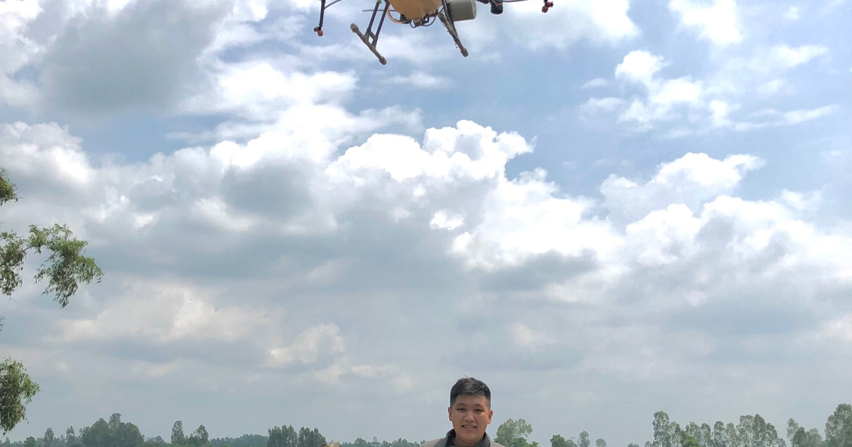 9X sử dụng máy bay không người lái trên ruộng đồng