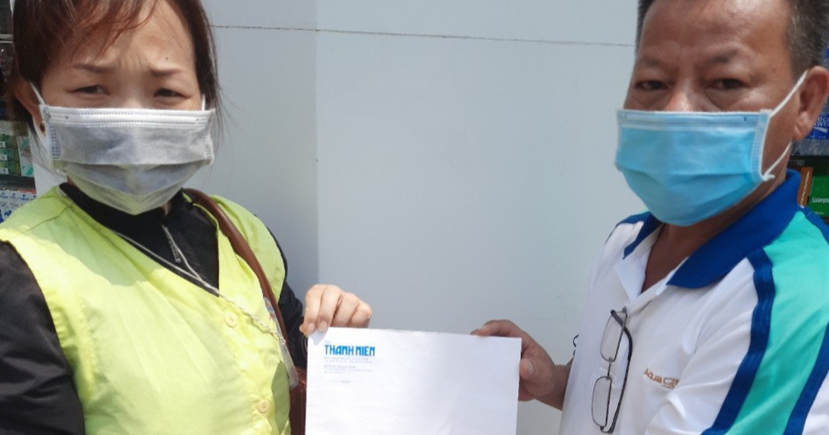 Trao tiền bạn đọc giúp anh Nguyễn Ngọc Vỹ mổ tim