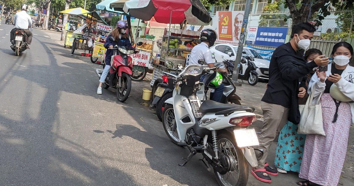 Buôn bán mất trật tự trước cổng trường