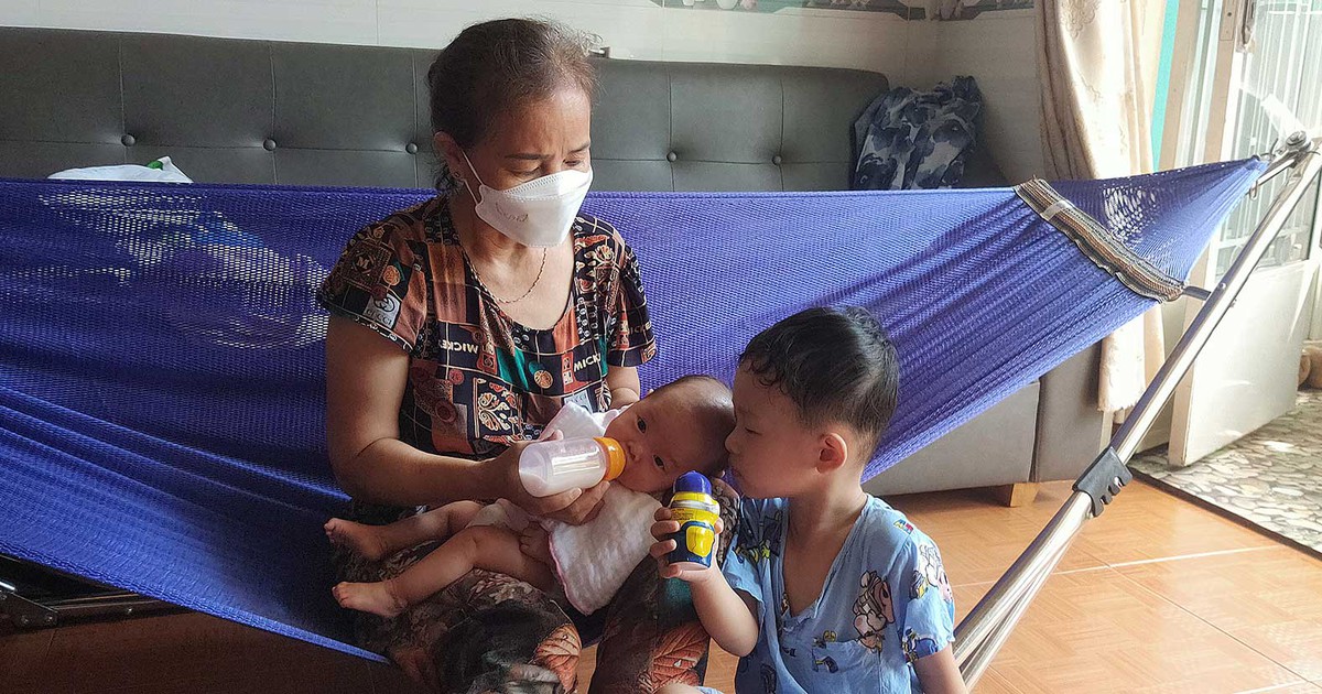 Gượng dậy để sống: Bà ngoại tuổi xế chiều nuôi cháu sơ sinh mồ côi