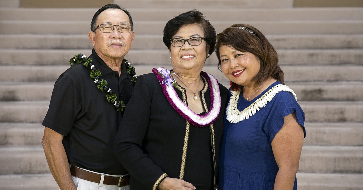 Cựu sinh viên lập quỹ học bổng vinh danh cha mẹ