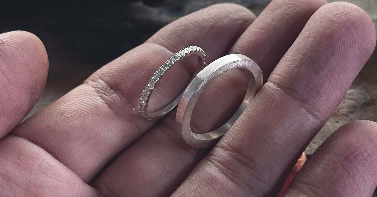 Tự tay làm nhẫn cưới dành tặng bố mẹ, bù đắp sự hy sinh vô bờ