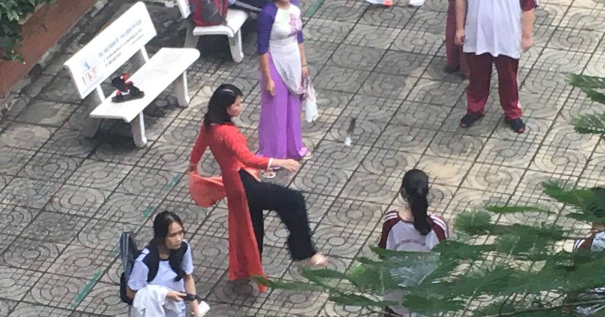 Khi giáo viên cùng đá cầu, đá bóng với học sinh