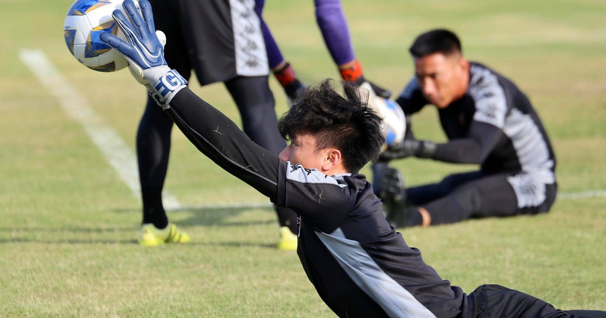 Thủ môn “quốc dân” Bùi Tiến Dũng khó thoát cảnh dự bị ở CLB TP.HCM