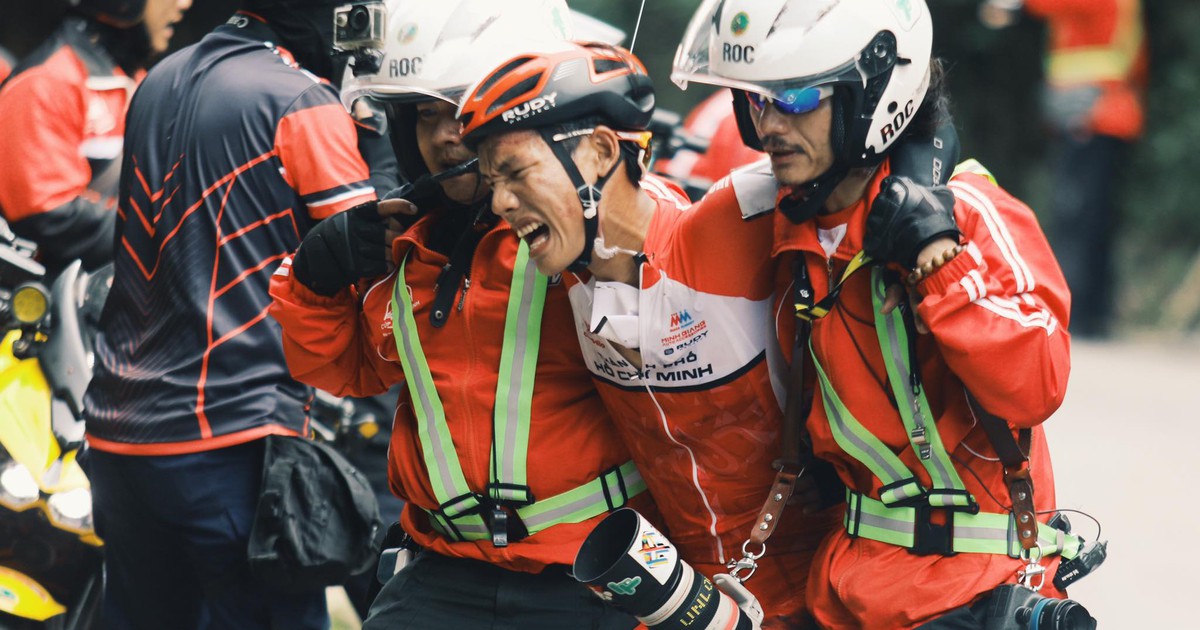 Cua rơ lẫn nhà báo gặp tai nạn khi đổ đèo ở giải xe đạp truyền hình TP.HCM