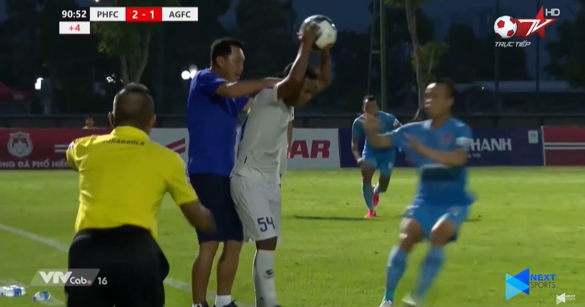 HLV Hứa Hiền Vinh chỉ mặt, dí cùi chỏ và bóp cổ... cầu thủ An Giang