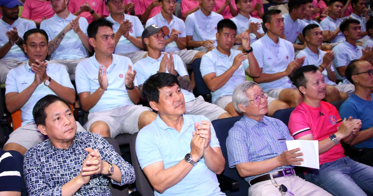 Thầy trò HLV Vũ Tiến Thành ‘đốn tim’ sinh viên Đại học Văn Lang