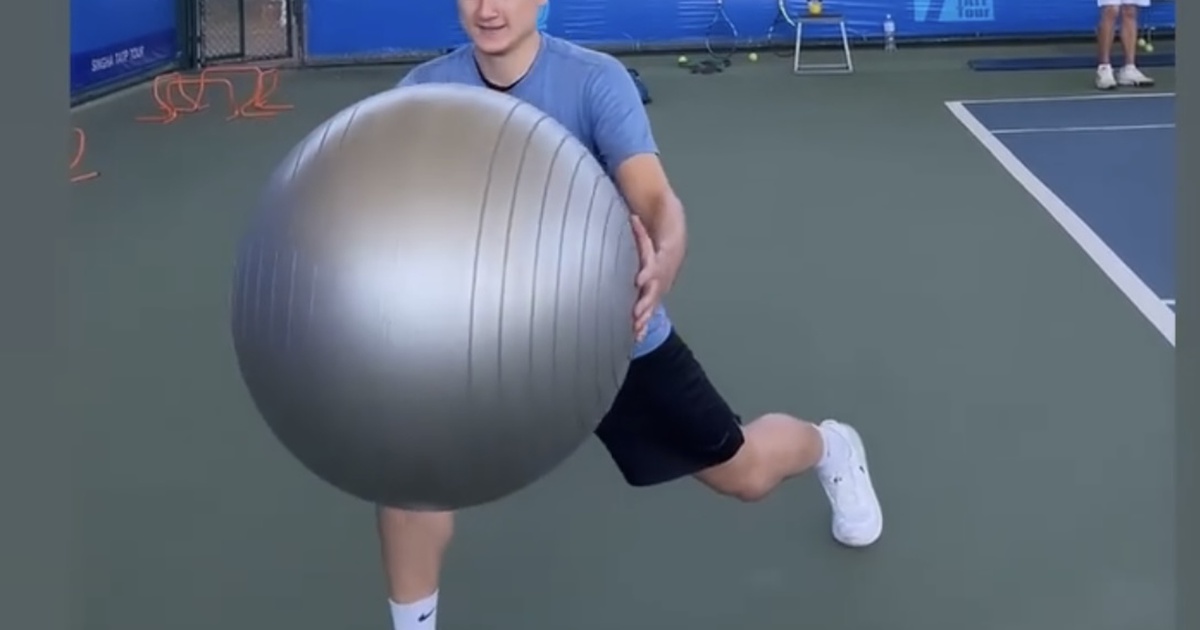 Thủ môn Đặng Văn Lâm gây bất ngờ khi tập luyện trên sân…quần vợt