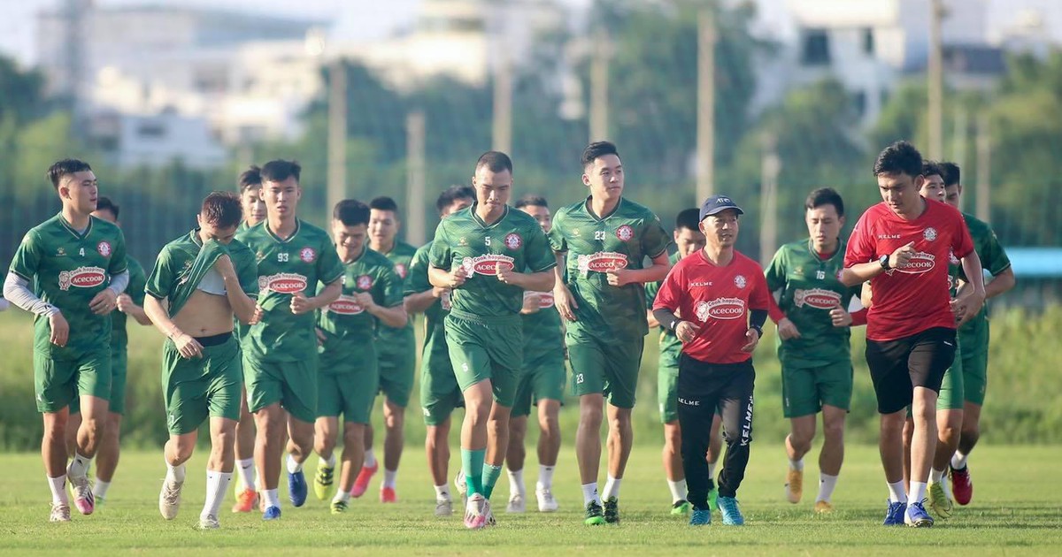 HLV Trần Minh Chiến dẫn dắt CLB TP.HCM đá giao hữu với tuyển Việt Nam