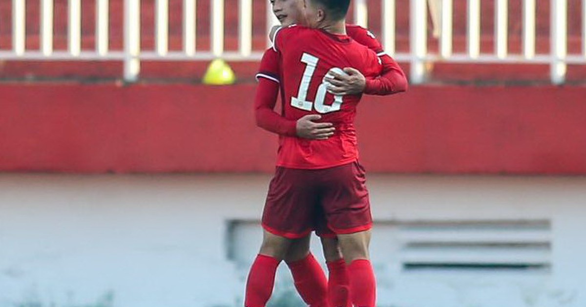 Tiền đạo Hồ Tuấn Tài - Lâm Ti Phông thăng hoa dưới bàn tay HLV Trần Minh Chiến