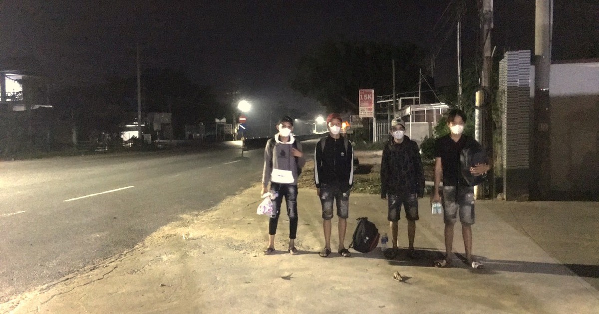 Tây Ninh: CSGT đưa 4 thanh niên đi bộ hơn 60 km trong đêm trở về quê