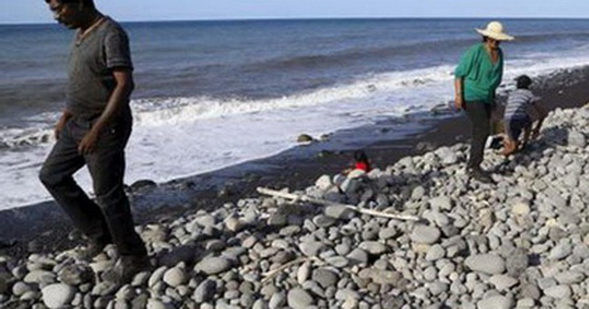 Đảo Reunion mong chờ bão mang thêm mảnh vỡ máy bay đến