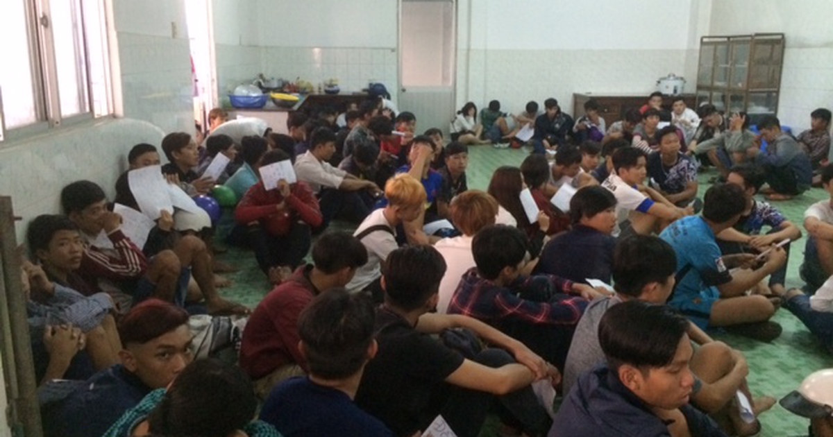 Hàng trăm cảnh sát vây ráp nhóm 'quái xế' lúc rạng sáng