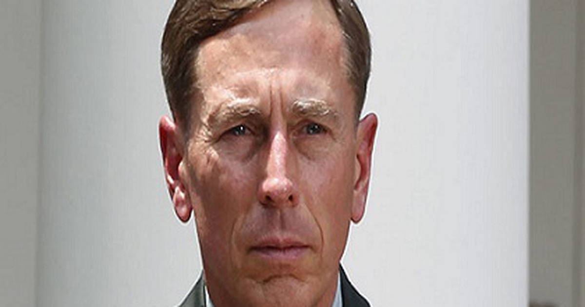 Cựu giám đốc CIA thừa nhận tiết lộ thông tin mật cho người tình