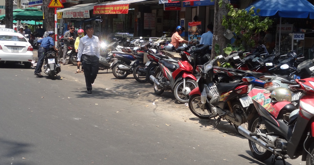 Vỉa hè Sài Gòn, thứ xa xỉ không dành cho người đi bộ!