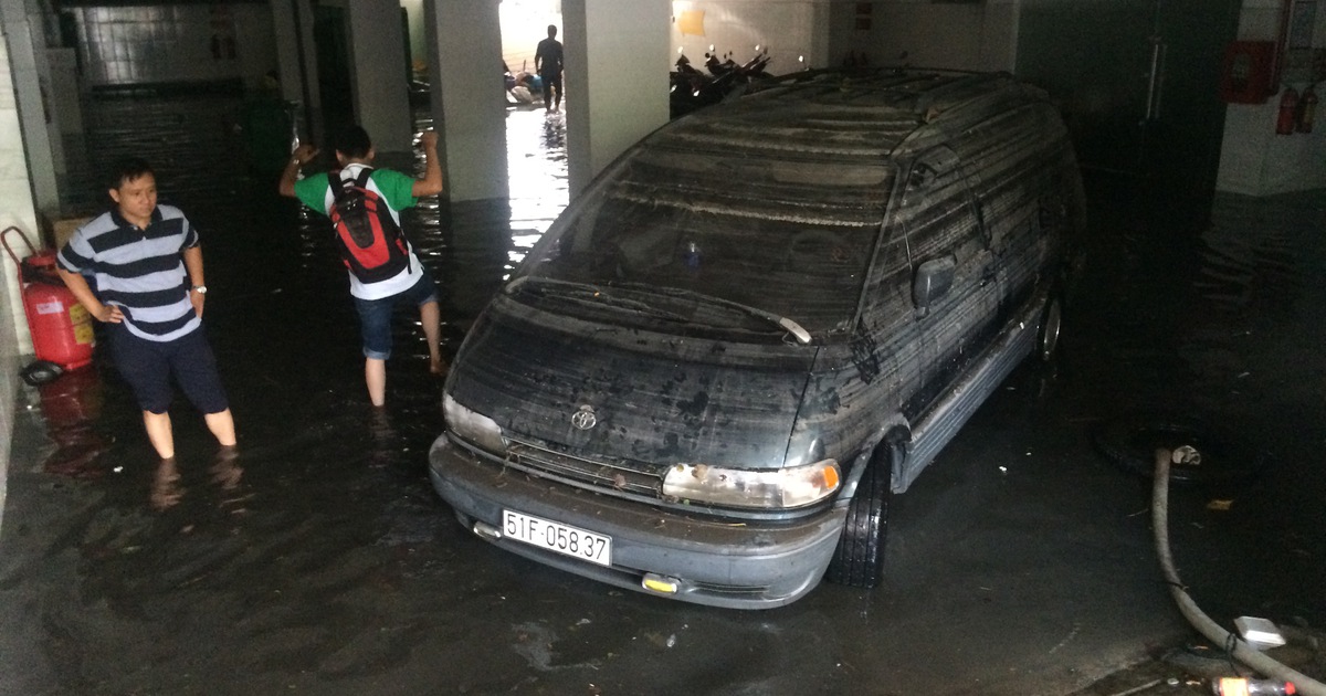 100 xe máy trong 9 tầng hầm đường Phan Xích Long bị nước nhấn chìm