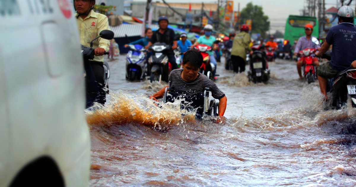 [ẢNH] Mưa rất to đầu tuần, người dân ‘gồng mình’ giữa biển nước lội về nhà