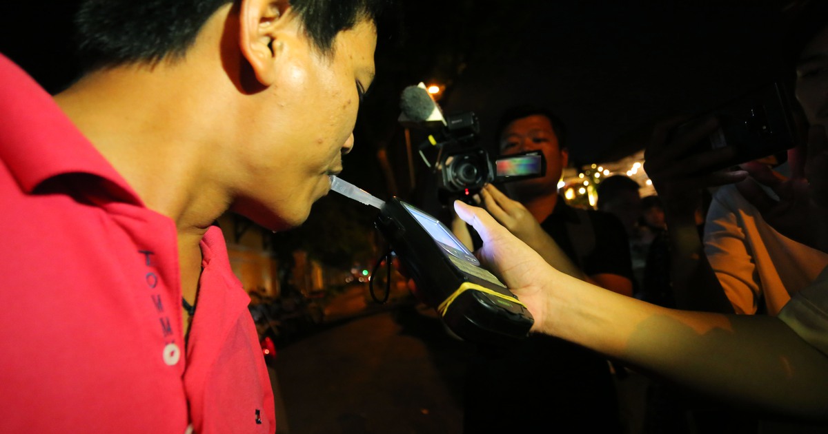 CSGT TP.HCM đo nồng độ cồn: Giữ xe của 7 phụ nữ say xỉn