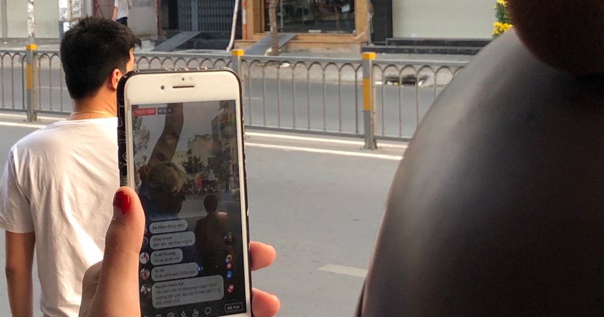 Livestream hiện trường vây bắt nghi can: Sự hiếu kỳ nguy hiểm của người trẻ