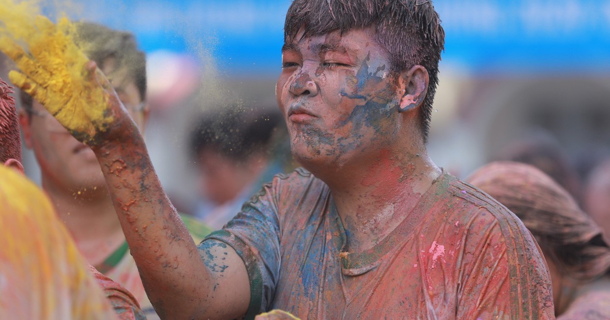 Học sinh lớp 12 'cháy' hết mình với bột màu, bóng nước sau lễ tri ân