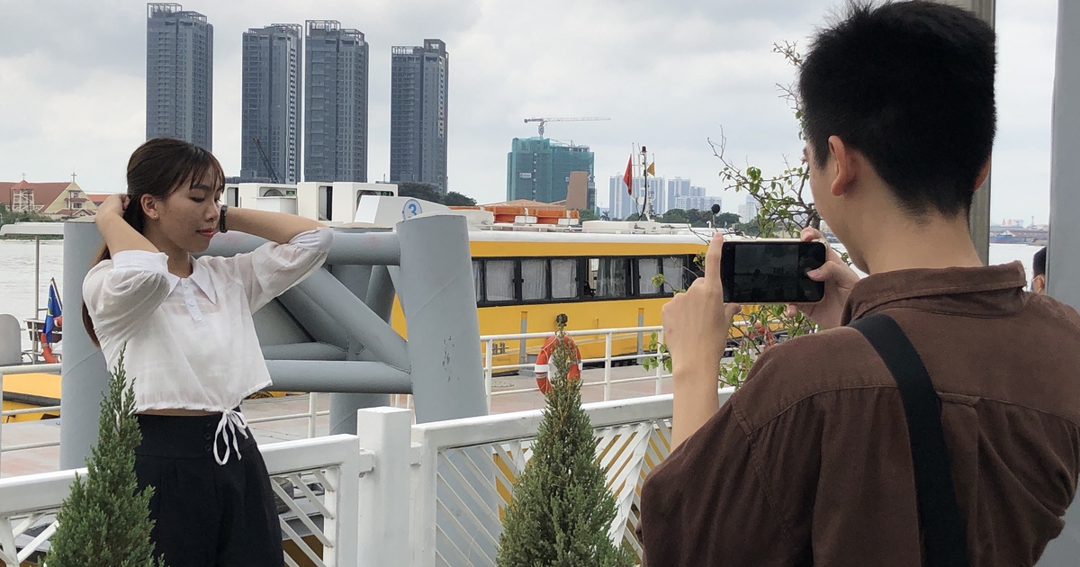 Nghỉ lễ giỗ tổ Hùng Vương, giới trẻ Sài Gòn đổ xô xuống phố check-in