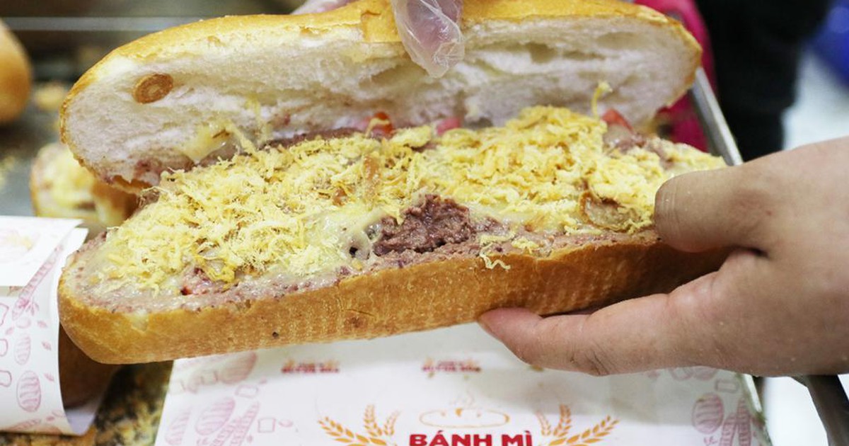 Bánh mì Huỳnh Hoa vì sao thu hút người trẻ Sài Gòn?