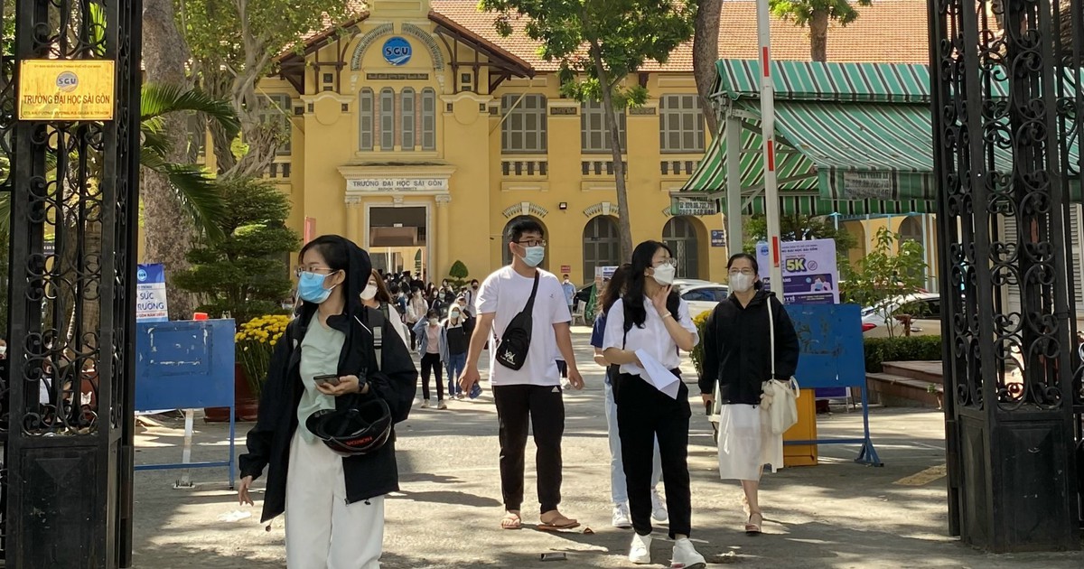 Ngày đầu trở lại trường đại học, sinh viên nói 'như một giấc mơ'