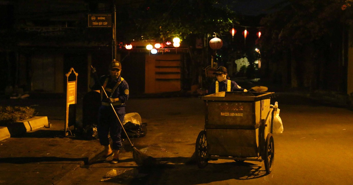 Nữ lao công quét rác xuyên đêm: Tâm tình phố cổ nửa đêm không một bóng người
