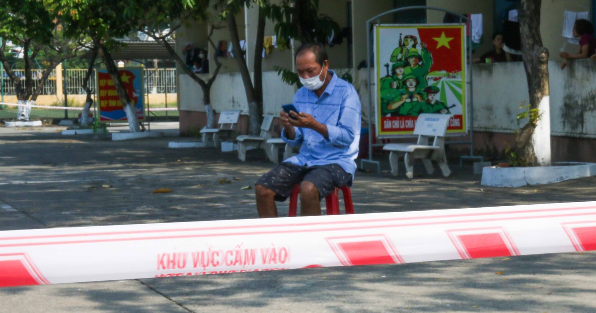 Người đàn ông lập bàn thờ cha trong khu cách ly: 'Không có ngoại lệ, tôi hiểu'