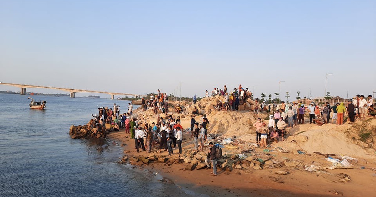 Lật ghe trên sông Thu Bồn: 11 người đi chơi từ Hội An về thì gặp nạn