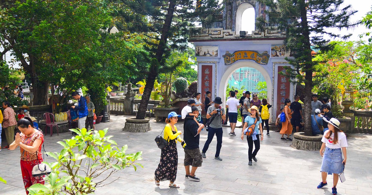 Du khách đổ xô đến Đà Nẵng dịp nhiều điểm du lịch miễn phí vé tham quan