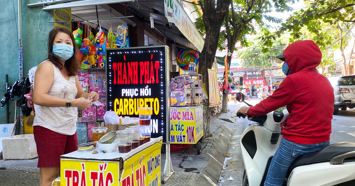 Người dân Đà Nẵng chủ động phòng dịch Covid-19: 'Cứ bình tĩnh, mọi việc sẽ tốt lên thôi...'