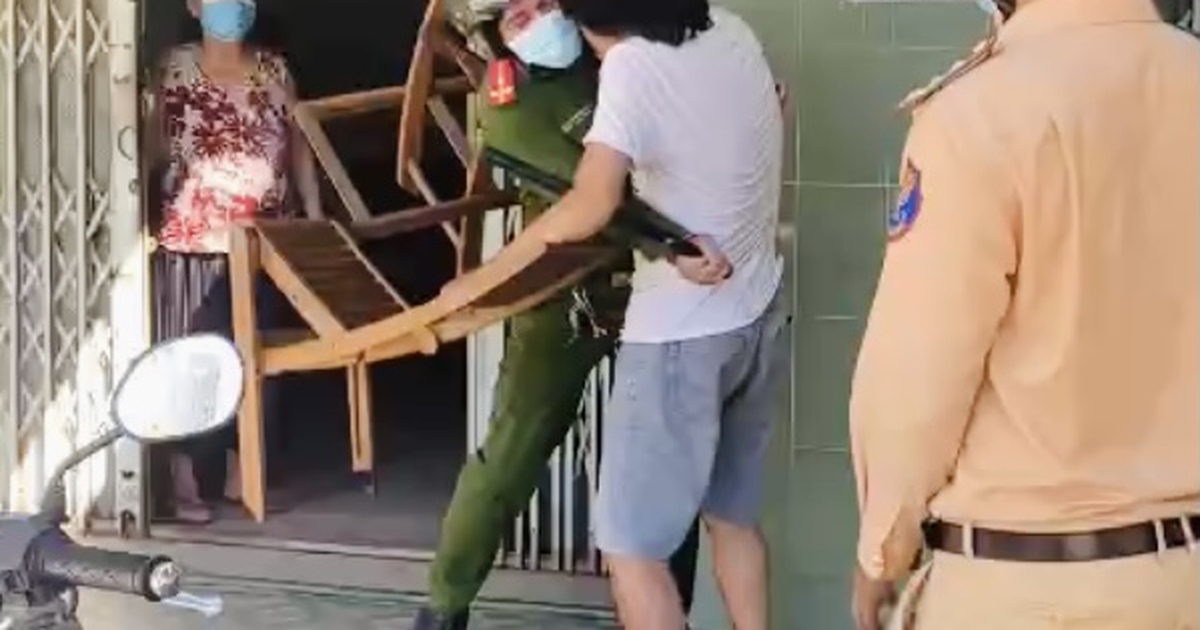 Đà Nẵng phong tỏa: Không đeo khẩu trang còn dùng ghế tấn công lực lượng phòng chống Covid-19