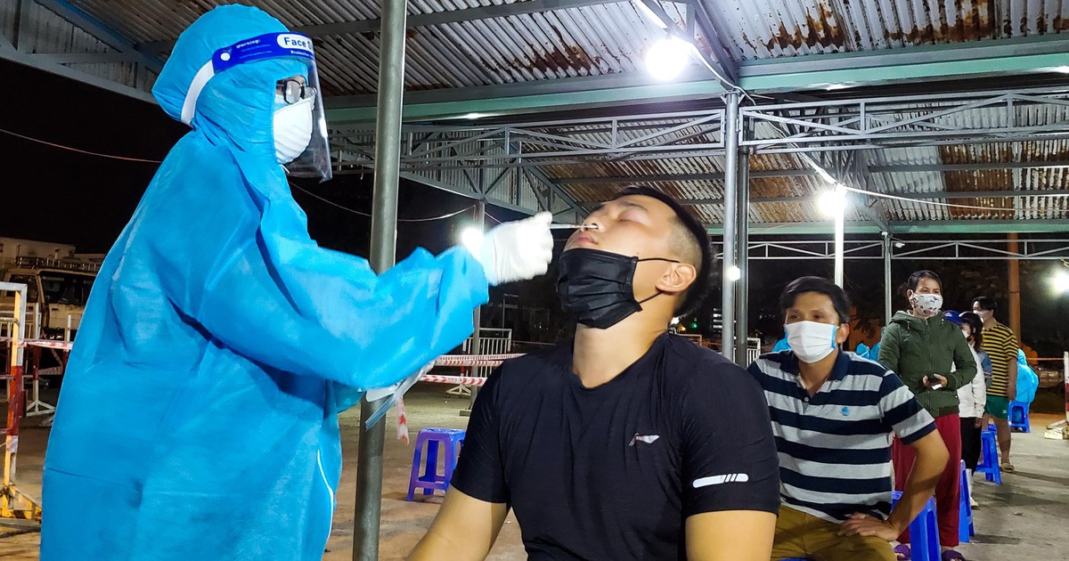 Đà Nẵng: Cảng cá Thọ Quang có nguy cơ tái bùng dịch, trắng đêm lấy mẫu xét nghiệm