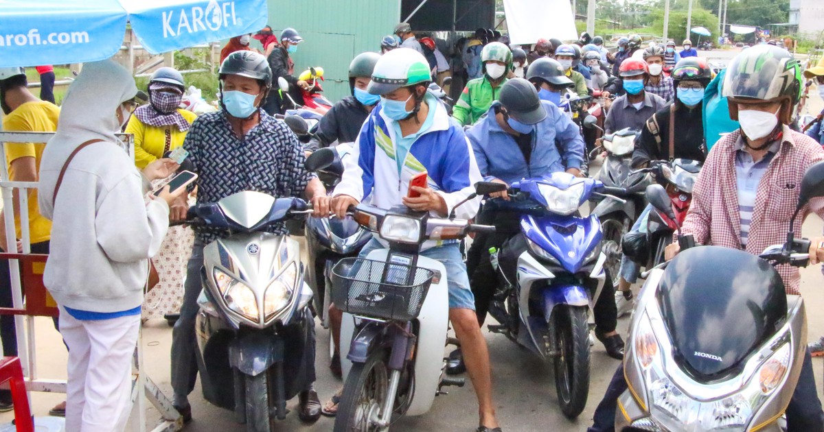 Đà Nẵng: Ùn ứ ở cửa ngõ vì người dân lúng túng khai báo y tế