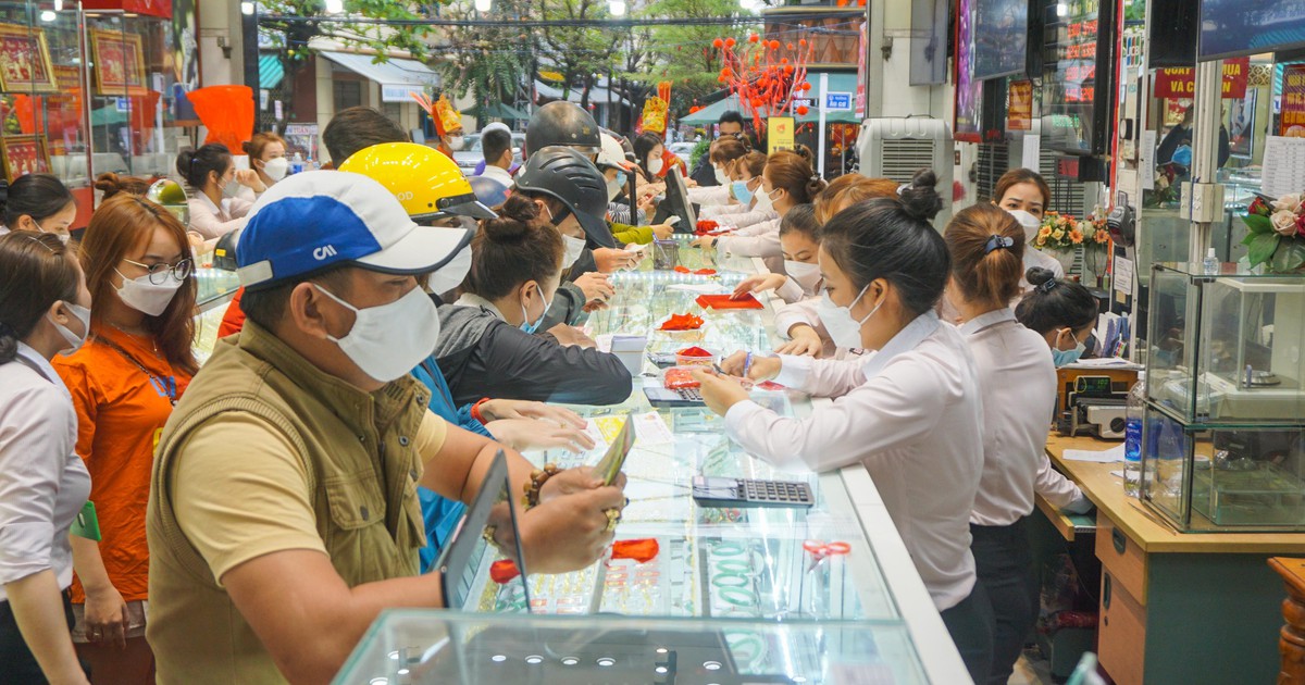 Dân văn phòng, công nhân thức thật sớm đổ xô xếp hàng mua vàng ngày Thần tài