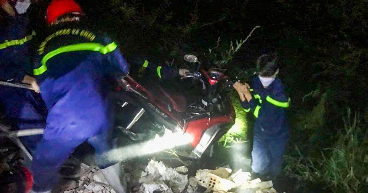 Đà Nẵng: Vào bãi hoang dạo chơi, đôi nam nữ học sinh gặp nạn, xe lao xuống hố sâu