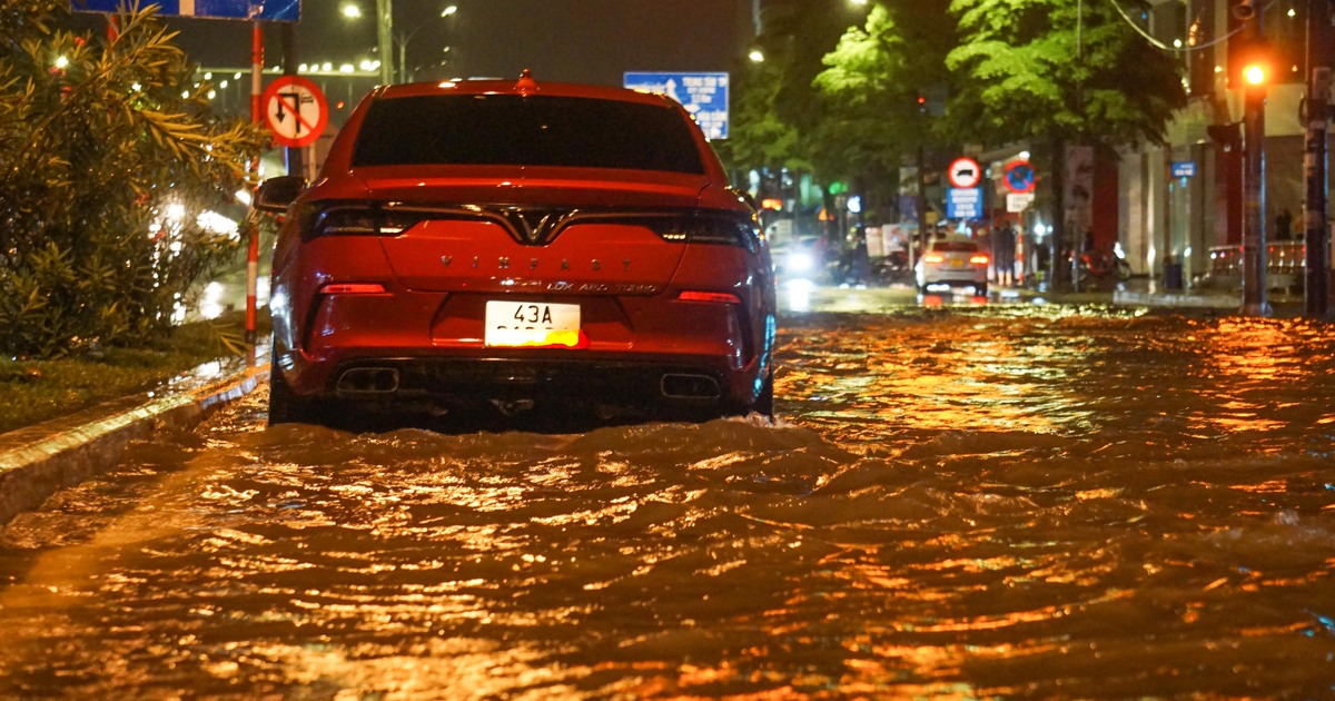 Đà Nẵng: Mưa lớn khiến phố phường ngập, phương tiện chết máy giữa biển nước