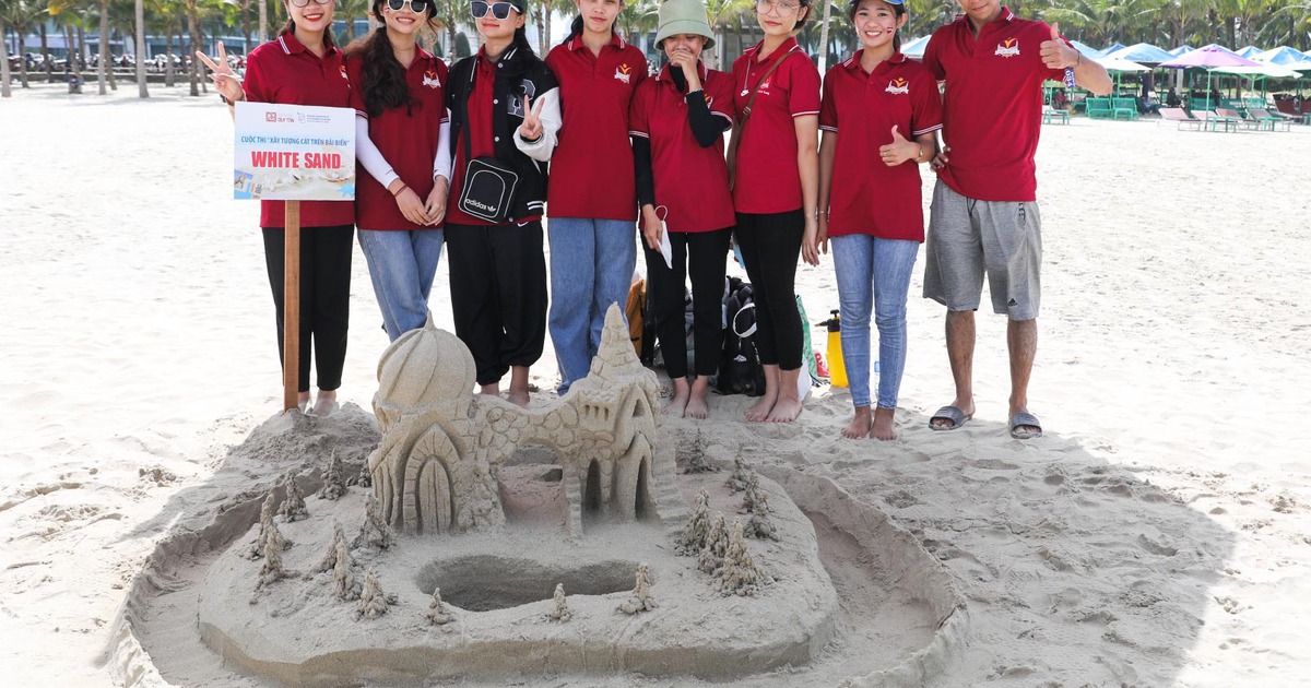 'Xây lâu đài' cát nhắn nhủ du khách bảo vệ môi trường