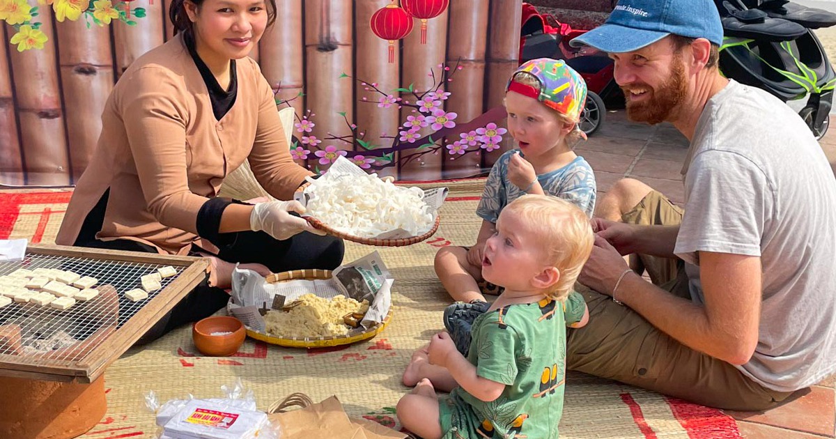 Du khách thích thú trải nghiệm không gian tết truyền thống tại biển Đà Nẵng